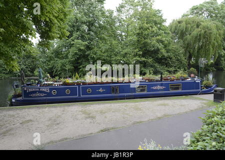 Péniche attaché sur le côté de la Tamise à Windsor Banque D'Images