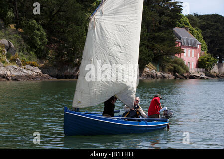 Petit voilier sur la rivière Marne, Golfe du Morbihan, Vannes, Bretagne, France Banque D'Images