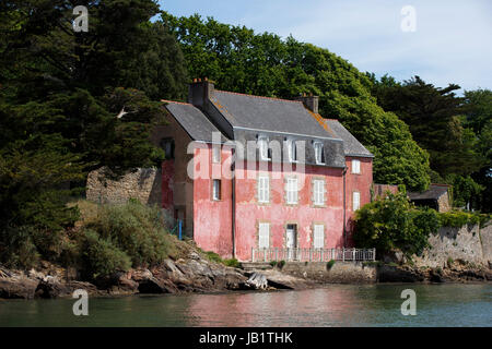 Maison au bord de l'eau bien sur la rivière Marne, Golfe du Morbihan, Vannes, France Banque D'Images