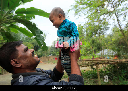 Les régions rurales du Bangladesh heureux père s'amusant avec sa fille. Banque D'Images