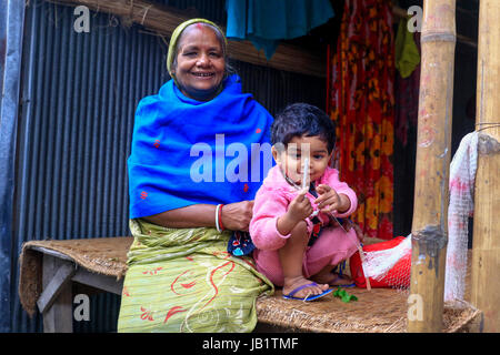 Vieille Femme et sa petite-fille. Khulna, Bangladesh Banque D'Images