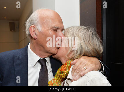 Sir Vince Cable est félicité par son épouse Rachel après avoir été réélu en tant que député de Twickenham, au stade de Twickenham à Londres. Banque D'Images