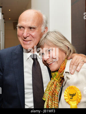 Sir Vince Cable est félicité par son épouse Rachel après avoir été réélu en tant que député de Twickenham, au stade de Twickenham à Londres. Banque D'Images