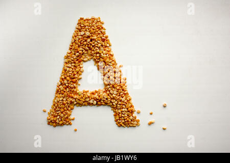 La lettre a. L'alphabet à partir de céréales. les pois. La photo pour votre conception Banque D'Images