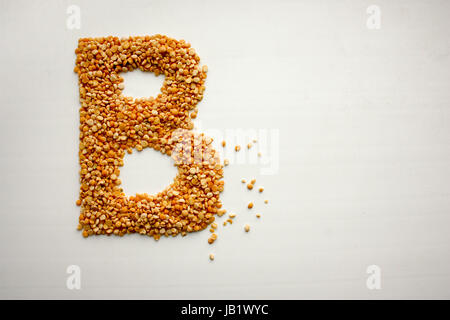 Lettre b. L'alphabet à partir de céréales. les pois. La photo pour votre conception Banque D'Images