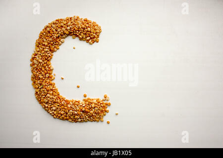 La lettre c. L'alphabet à partir de céréales. les pois. La photo pour votre conception Banque D'Images