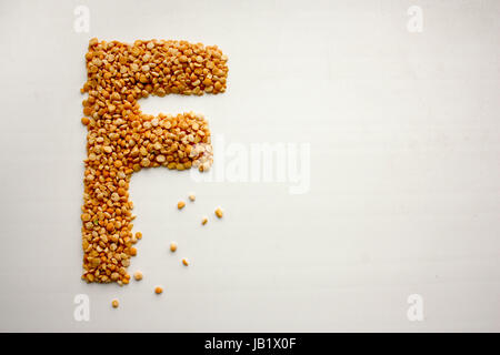 La lettre f . L'alphabet à partir de céréales. les pois. La photo pour votre conception Banque D'Images