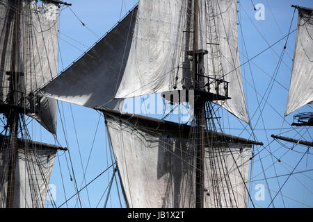 Mâts gréement et voiles sur le grand voilier la grâce, Golfe du Morbihan, Bretagne, France Banque D'Images