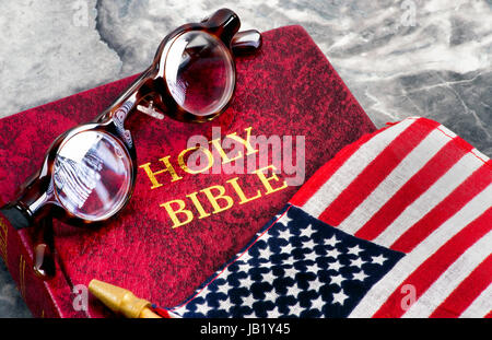 Drapeau américain, bible et lunettes. Banque D'Images