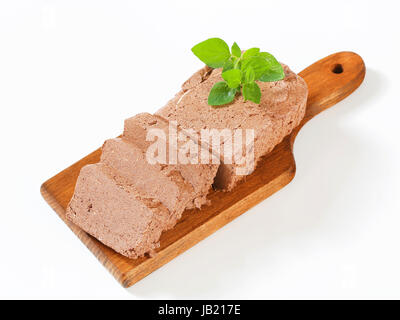 Tranches de halva de chocolat sur une planche à découper Banque D'Images