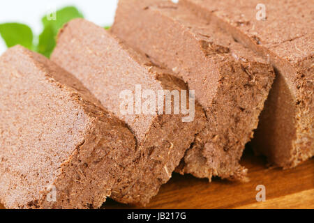 Tranches de halva de chocolat sur une planche à découper Banque D'Images