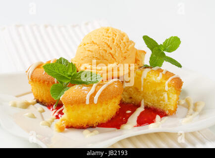 Rempli de crème anglaise muffins avec boule de glace Banque D'Images