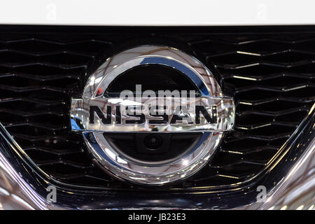 Cracovie, Pologne, le 21 mai 2017 : Nissan sign close-up pendant MotoShow à Cracovie. Nissan est un célèbre constructeur automobile multinationale japonaise. Banque D'Images