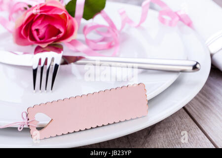 Romantische helle tischdekoration gedeckter Tisch mit karte textfreiraum geburtstag menü essen einladung valentinstag Banque D'Images