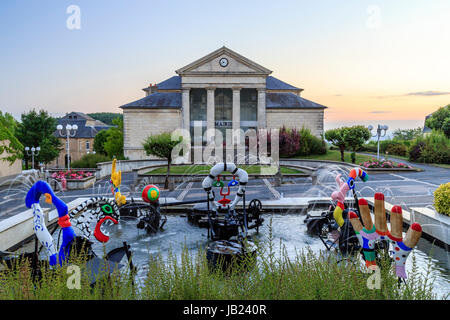 France, Nièvre (58), Château-Chinon, L'hôtel de ville, ancien palais de justice et la fontaine monumentale de Niki de Saint Phalle et jean Tinguely le Banque D'Images