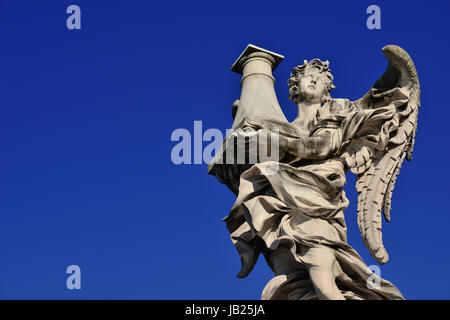 Statue Angel maintenant la colonne de Jésus Passion regarde le ciel sur le pont Saint-ange à Rome (avec ciel bleu et l'espace de copie) Banque D'Images