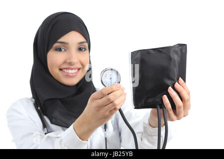 L'Arabie femme arabe montrant un sphygmomanomètre isolé sur fond blanc Banque D'Images