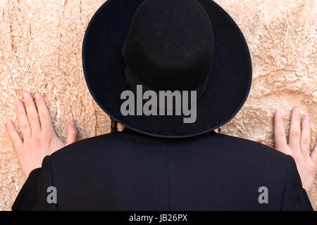L'homme religieux dans le mur occidental, à Jérusalem, Israël Banque D'Images