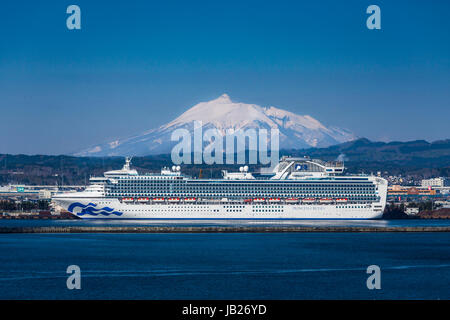 Le Diamond Princess bateau de croisière et de Mt. Iwaki au port d'Aomori, au nord du Japon, de la région de Tōhoku. Banque D'Images