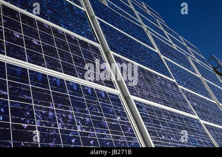 Grand groupe de panneaux solaires sur un pic de montagne Banque D'Images