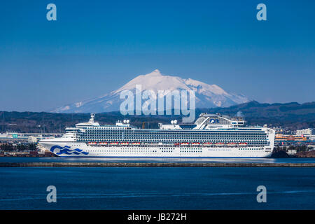 Le Diamond Princess bateau de croisière et de Mt. Iwaki au port d'Aomori, au nord du Japon, de la région de Tōhoku. Banque D'Images