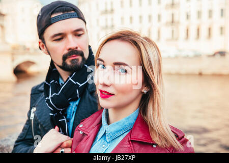 Jeune couple de rechange en ville. Les amateurs de VTT. Les gens branchés l'amour. Un style rock. Banque D'Images