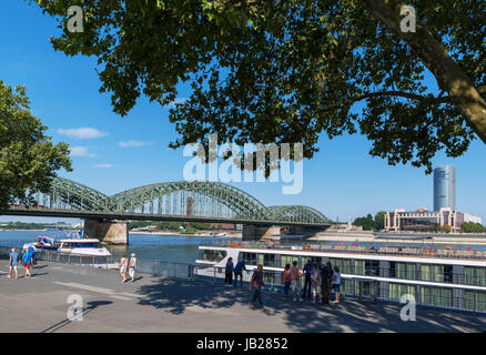 Rhin et pont Hohenzollern () Hohenzollernbrücke, Cologne, Allemagne Banque D'Images