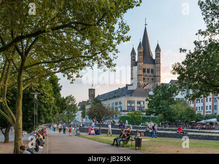 Grand Saint Martin (Église Groß Sankt Martin) dans la soirée eary des rives du Rhin, Cologne, Allemagne Banque D'Images