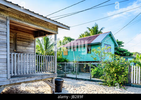 Maisons en bois sur le sable à côté de la plage des Caraïbes au Belize, en Amérique centrale Banque D'Images