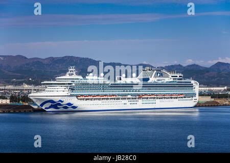 Le Diamond Princess bateau de croisière et de Mt. Iwaki au port d'Aomori, au nord du Japon, de la région de Tōhoku. Banque D'Images