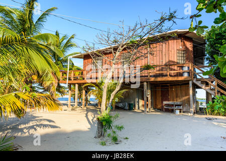 Placencia, Belize - le 29 août 2016 : sur la plage des Caraïbes au Belize, en Amérique centrale Banque D'Images