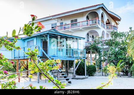 Placencia, Belize - le 29 août 2016 : maisons au bord de l'eau sur le sable à côté de la plage des Caraïbes au Belize, en Amérique centrale Banque D'Images