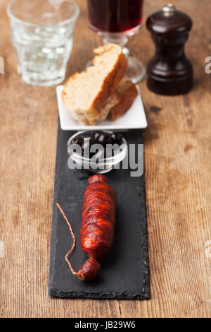 Chorizo espagnol sur ardoise noire Banque D'Images