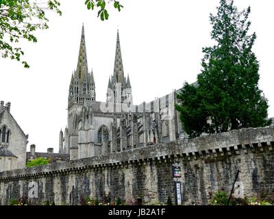 Cathédrale Saint-Corentin, façade sud vu sur les murs anciens. Quimper, France. Banque D'Images