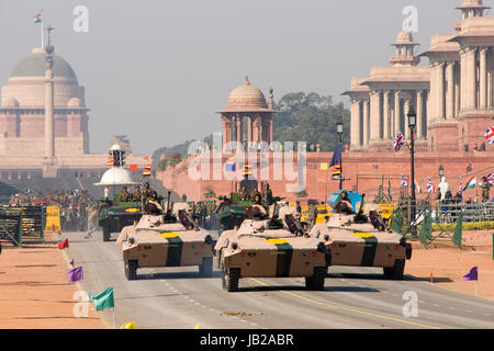 Les véhicules blindés roulant sur le Raj Path en préparation pour le défilé annuel de République centrafricaine à New Delhi, en Inde. Banque D'Images