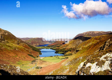 Regardant vers le bas sur la lande et Crummock Water de la route vers le sommet des meules de Honister Pass Banque D'Images