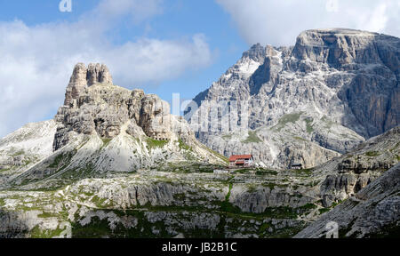 Trois hut crénelée Sextner mit Stein gesehen vom Lavaredopass, Drei Zinnen, Südtirol, Italien ; trois pics d'hébergement avec Pierre Sextner vu depuis le Lavaredopass, Trois Cimes de Lavaredo, Tyrol du Sud, Italie Banque D'Images