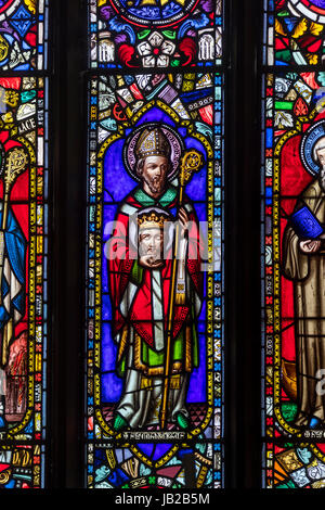 Vitraux de la chapelle de St Cuthbert, Inner Farne Islands, dans le Northumberland. UK Banque D'Images