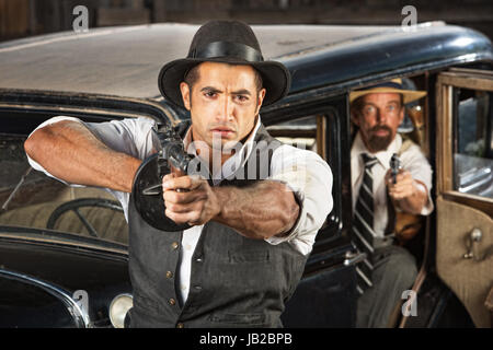 Des années 1920 vintage gangsters en voiture avec des armes Banque D'Images