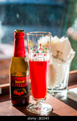 La bière de fruits et verre de bière et de serviettes papier Banque D'Images