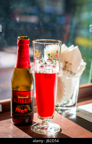 La bière de fruits et verre de bière et de serviettes papier Banque D'Images