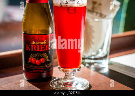 La bière de fruits et verre de bière et de serviettes papier Banque D'Images