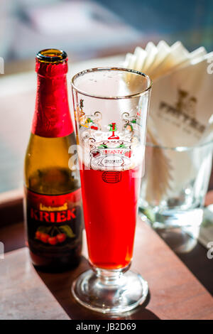 La bière de fruits et verre de bière et de serviettes papier Banque D'Images