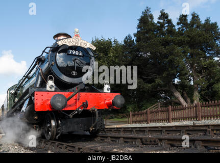 Modification de train à vapeur de la classe 4-6-0 Foremarke Hall Hall n° 7903 Express Cheltenham Spa debout à Toddington GWR Station, Gloucestershire, Royaume-Uni. Banque D'Images