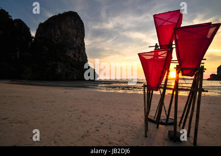 Perfect tropical bay sur Railay Beach à Krabi Thaïlande , l'Asie avec décoration Banque D'Images