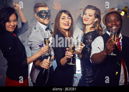 Profitant de nuit avec des amis Banque D'Images