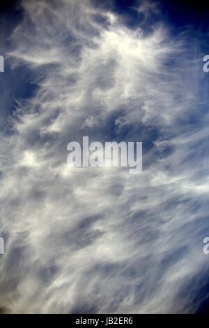 Pareidolia faciale ciel bleu avec des nuages blancs qui ressemblent à du mal face Banque D'Images