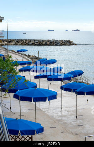 Parapluie de plage en hiver dans la région de San Terenzo Banque D'Images