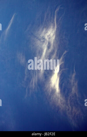 Pareidolia faciale ciel bleu avec des nuages blancs qui ressemblent à Jésus de vol Banque D'Images