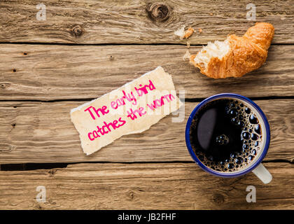 Prolongiez, disant d'inspiration part écrit sur un petit bout de papier déchiré avec un petit-déjeuner plus tôt d'expresso et mousseux demi croissant doré frais dévoré Banque D'Images